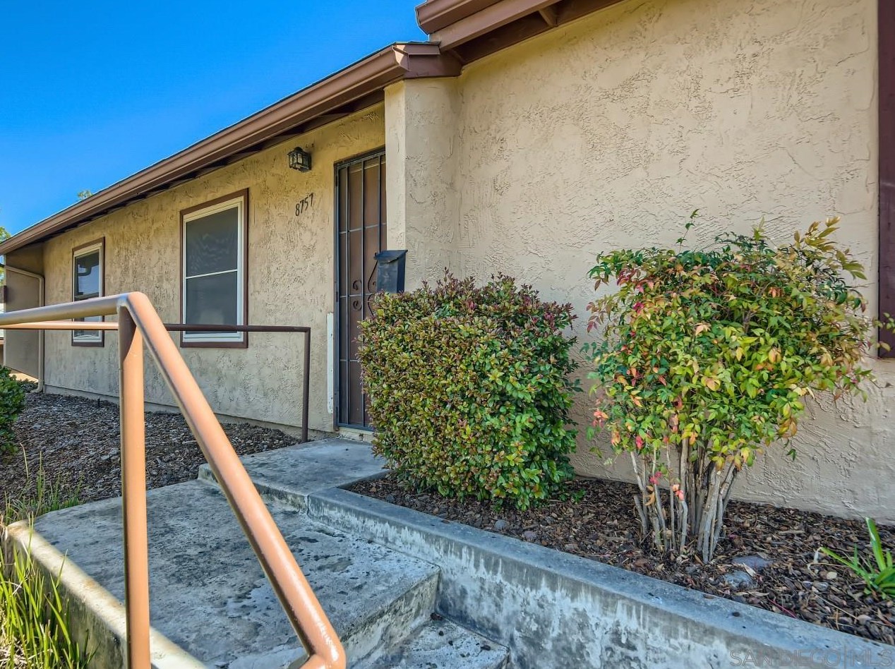 8757 Wahl St, Santee CA  92071-3352 exterior