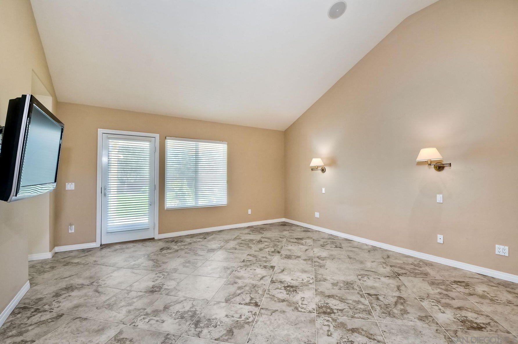 2822 Pasatiempo Gln, Escondido CA  92025-7356 exterior