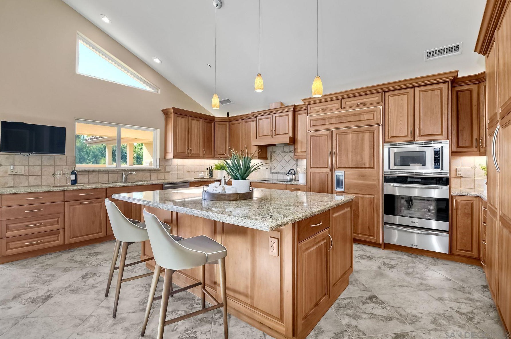 2822 Pasatiempo Gln, Escondido CA  92025-7356 exterior