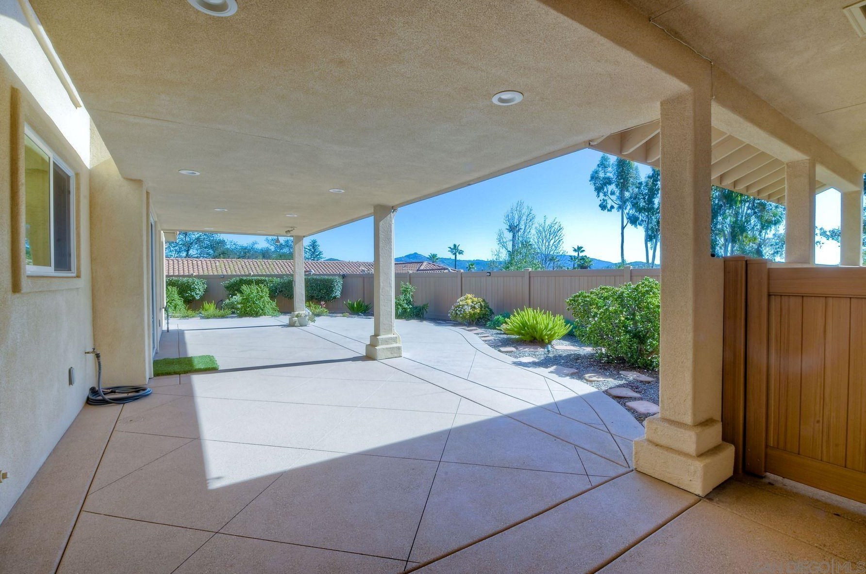 2822 Pasatiempo Gln, Escondido CA  92025-7356 exterior