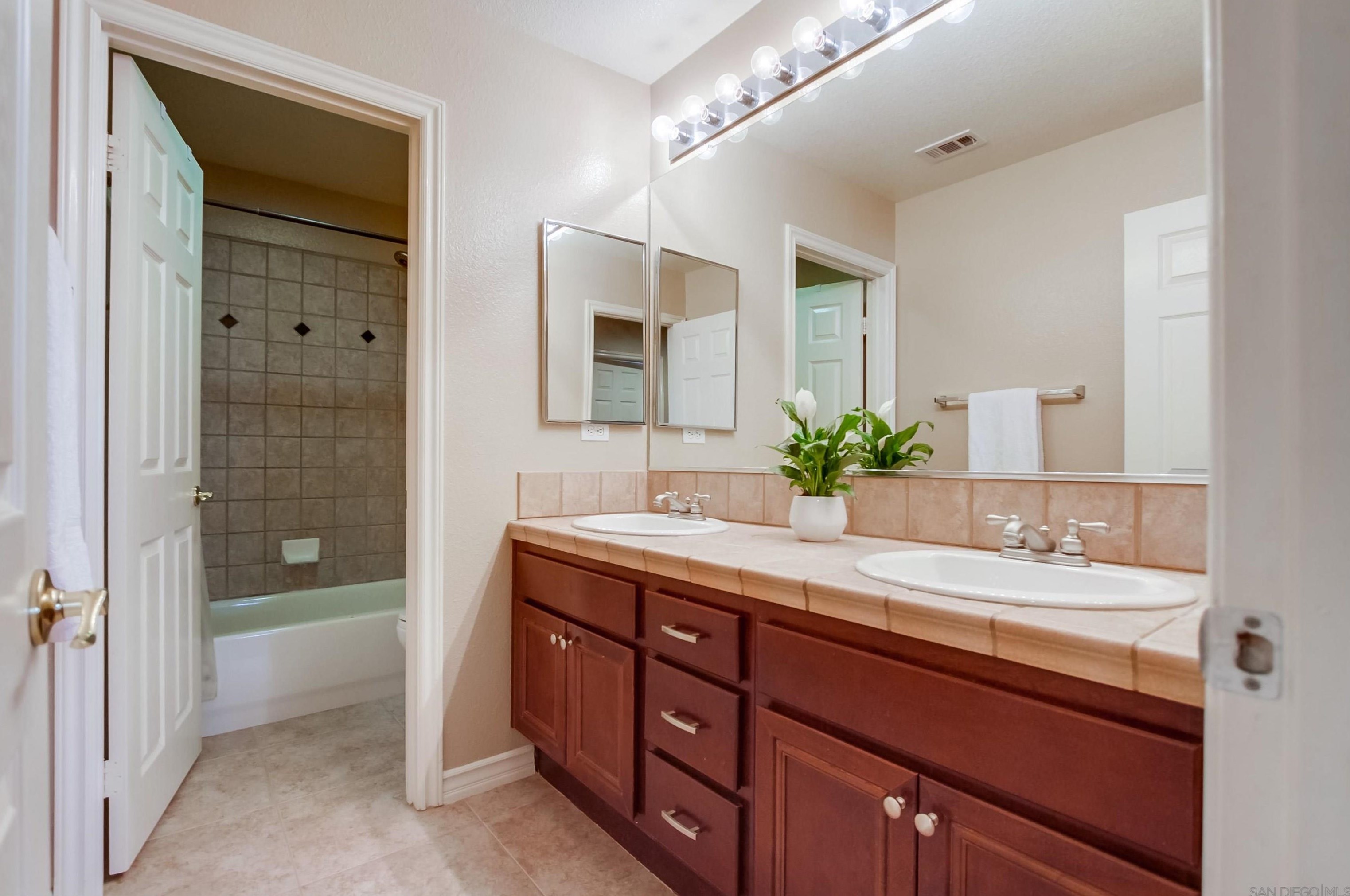 273 Oak Valley Ln, Escondido CA  92027-5338 exterior