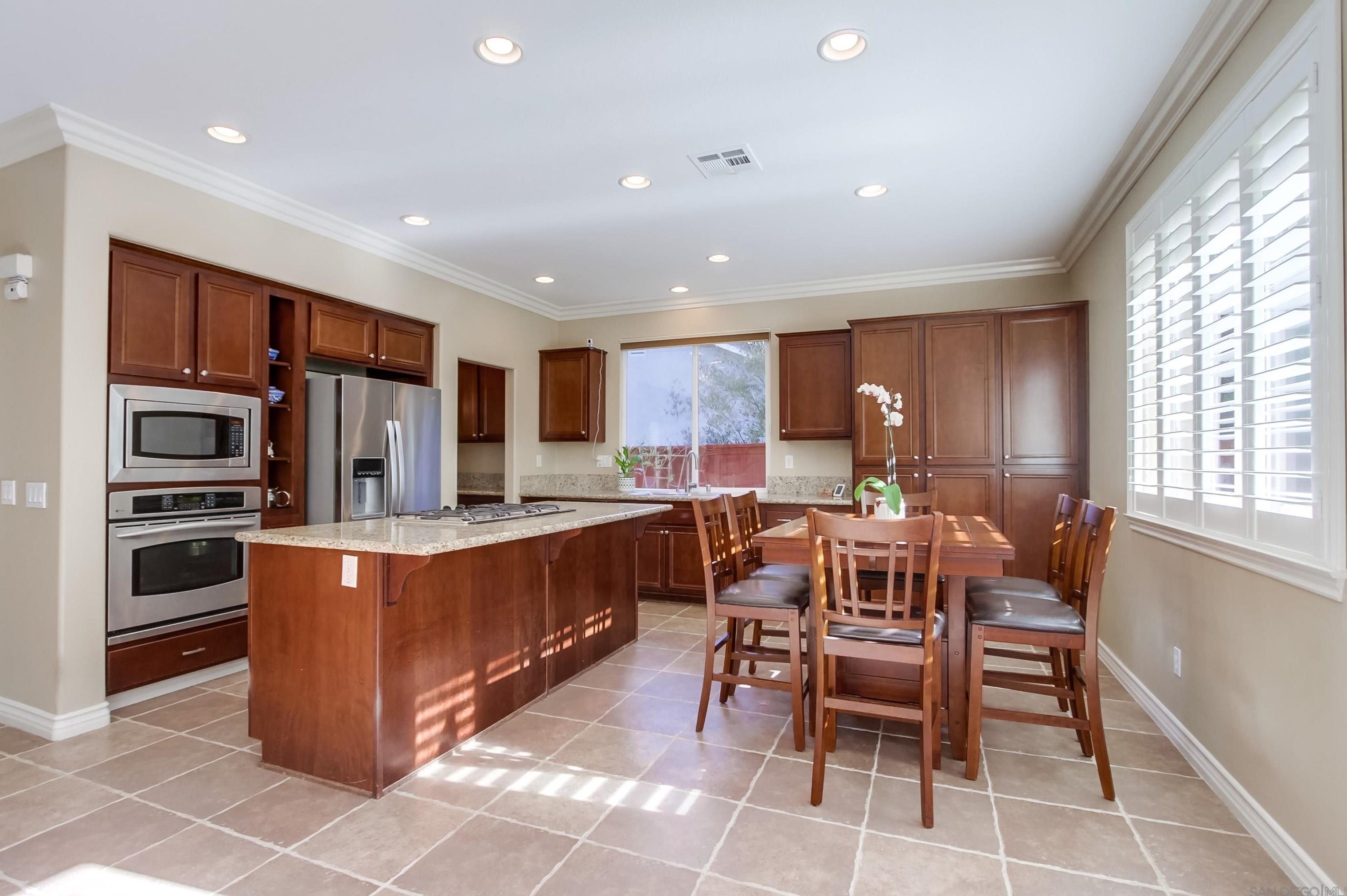 273 Oak Valley Ln, Escondido CA  92027-5338 exterior