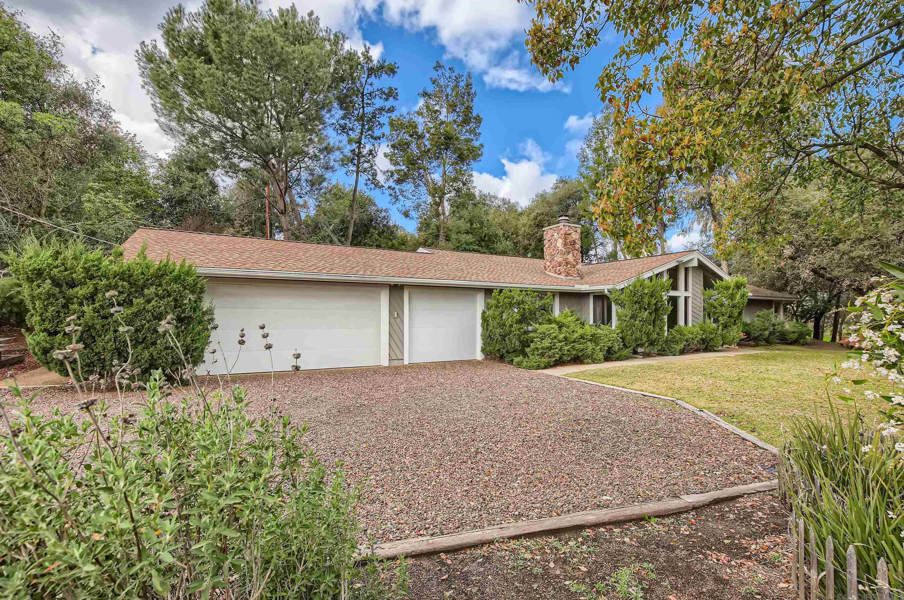 1718 Tierra Libertia Rd, Escondido, CA 92026-7823