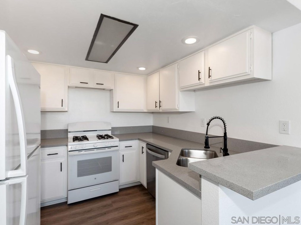 1970 Swallow Ln, Carlsbad, CA 92009
