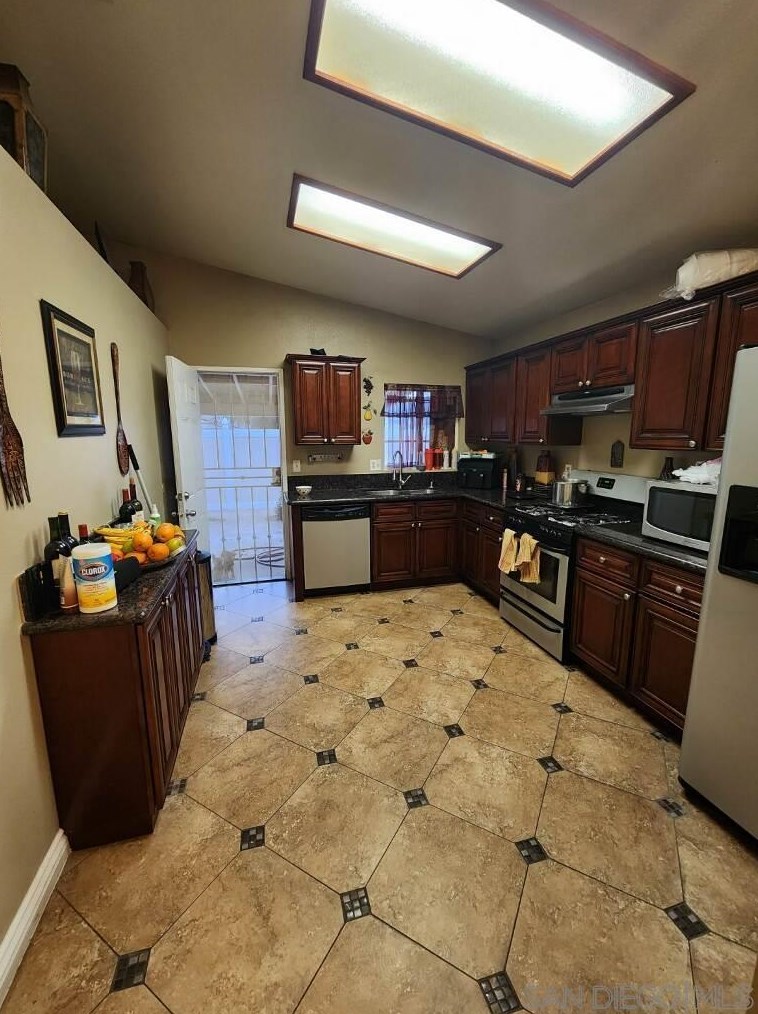 1145 Christobal Ln, Colton, CA 92324