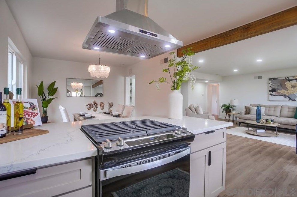 1811 Iris Way, Escondido CA  92027-1549 exterior