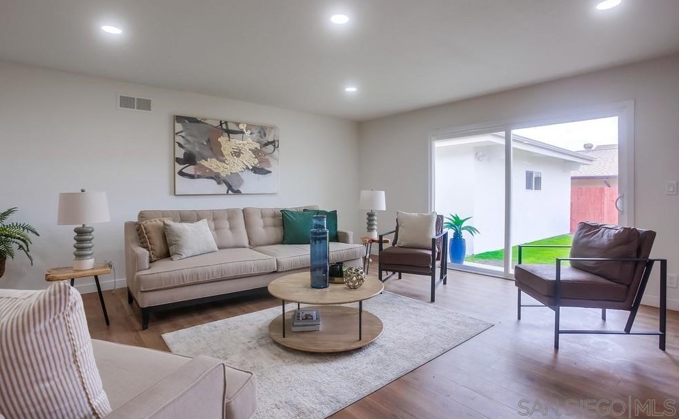 1811 Iris Way, Escondido CA  92027-1549 exterior