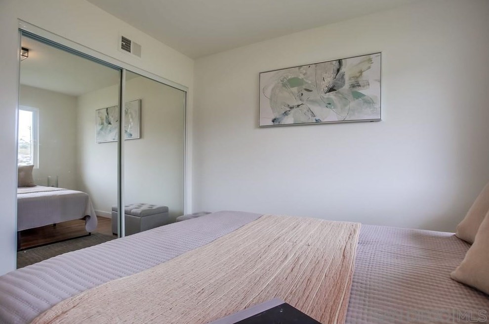 1811 Iris Way, Escondido CA  92027-1549 exterior