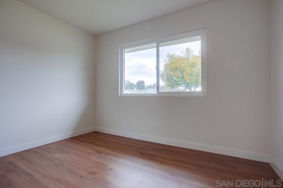 1811 Iris Way, Escondido CA  92027-1549 exterior