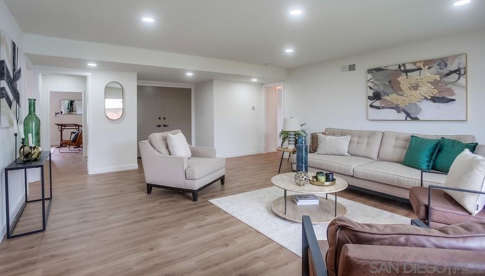 1811 Iris Way, Escondido CA  92027-1549 exterior