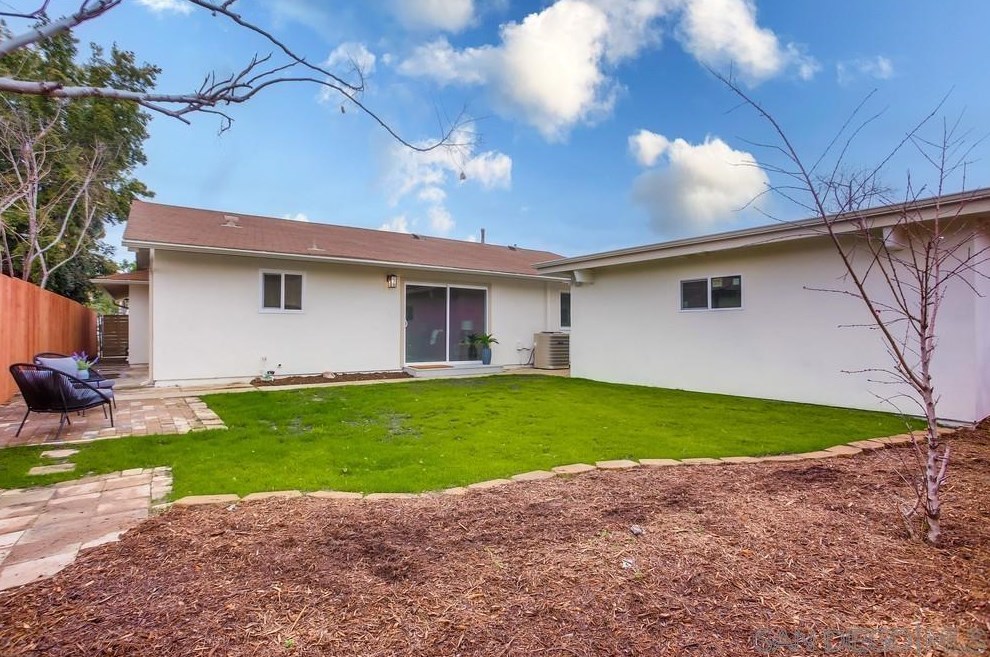 1811 Iris Way, Escondido CA  92027-1549 exterior