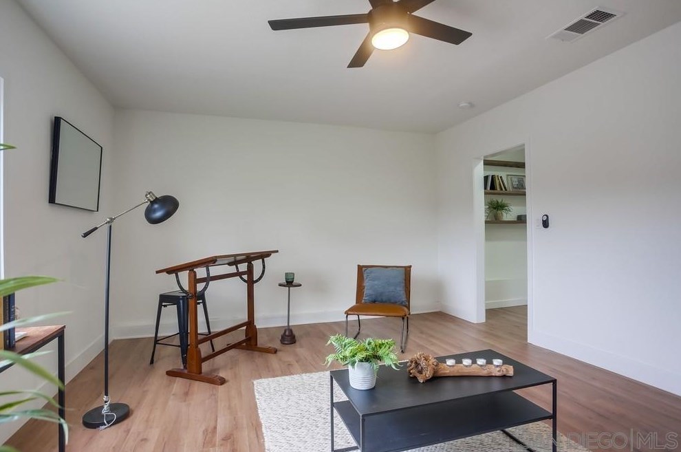 1811 Iris Way, Escondido CA  92027-1549 exterior