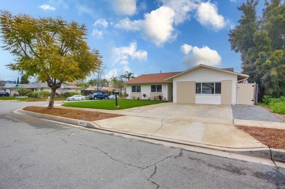 1811 Iris Way, Escondido CA  92027-1548 exterior