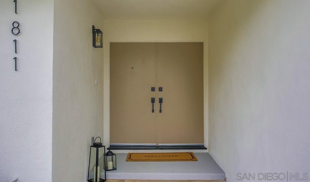 1811 Iris Way, Escondido CA  92027-1549 exterior