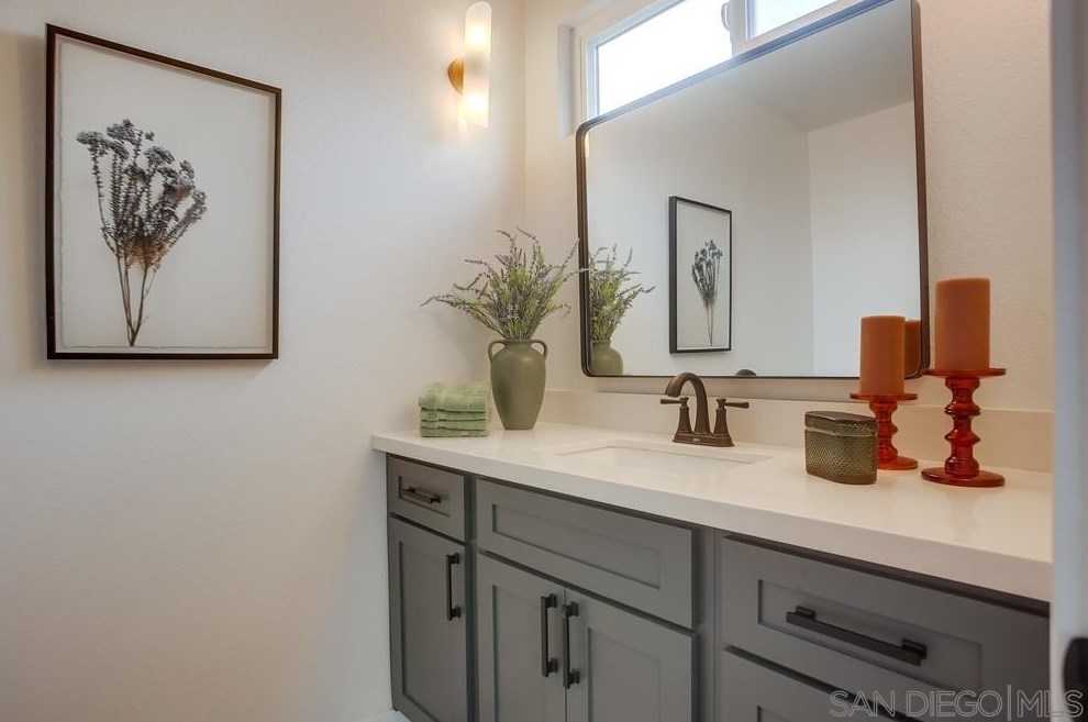 1811 Iris Way, Escondido CA  92027-1549 exterior