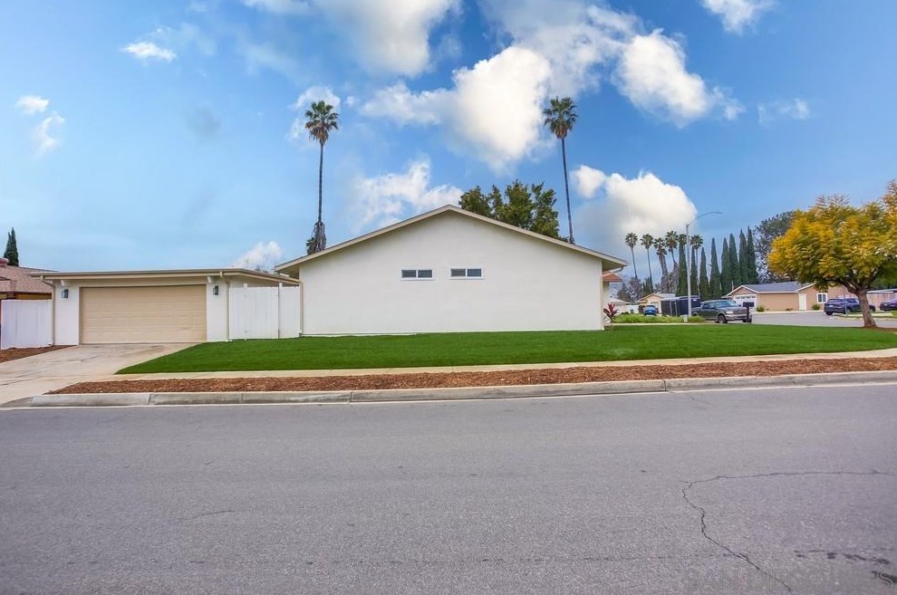 1811 Iris Way, Escondido CA  92027-1549 exterior