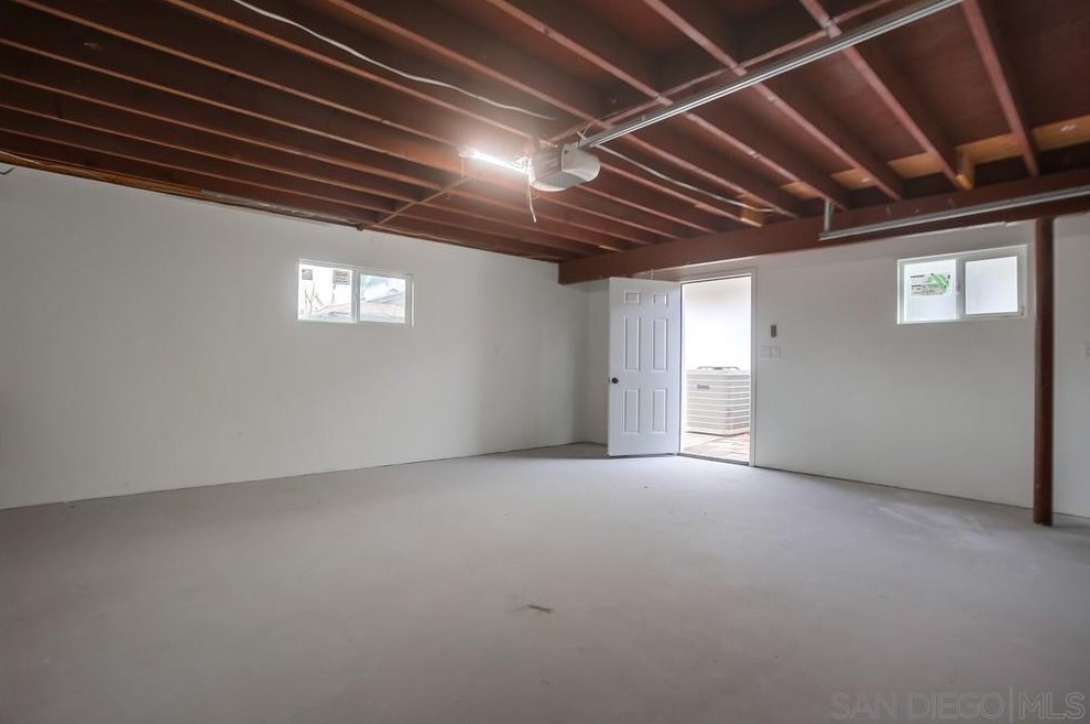 1811 Iris Way, Escondido CA  92027-1549 exterior