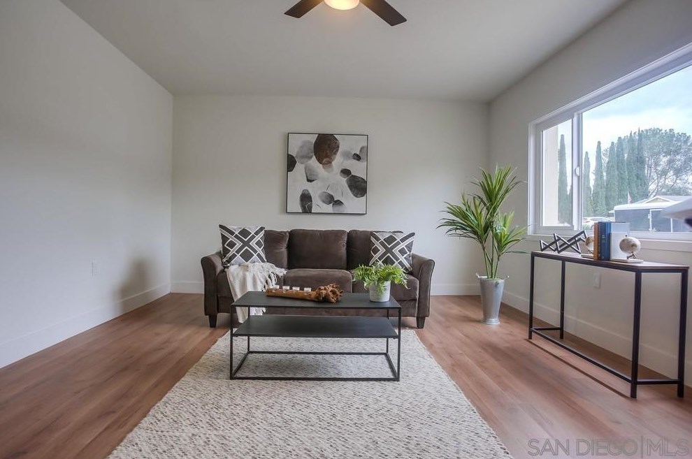 1811 Iris Way, Escondido CA  92027-1549 exterior