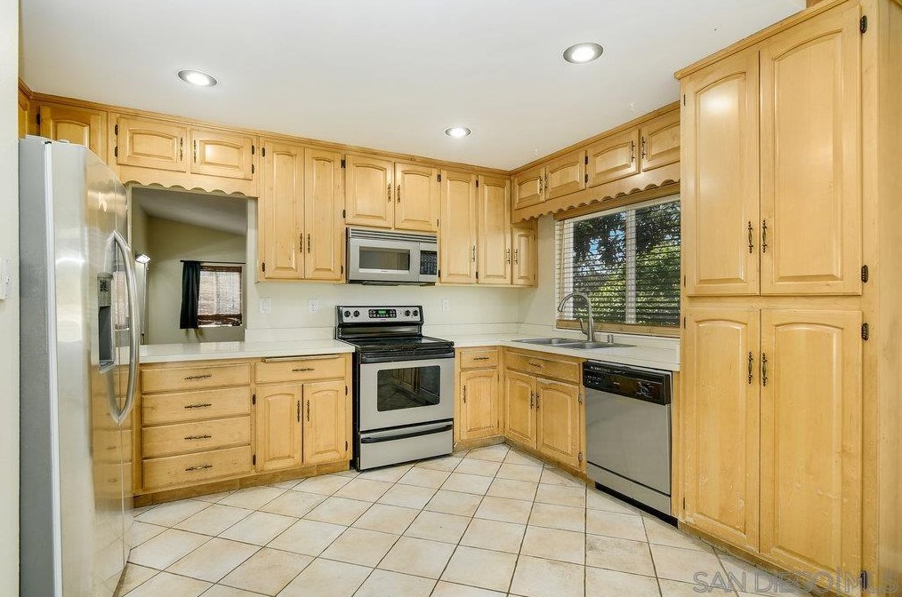 10008 Ledgeside St, Spring Valley CA  91977-7042 exterior