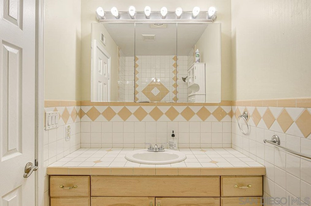 10008 Ledgeside St, Spring Valley CA  91977-7042 exterior