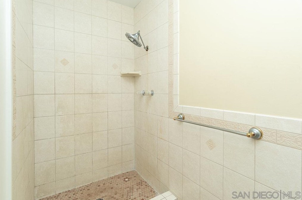 10008 Ledgeside St, Spring Valley CA  91977-7042 exterior