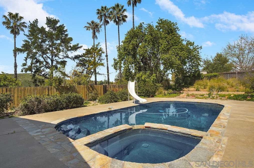 10008 Ledgeside St, Spring Valley CA  91977-7042 exterior