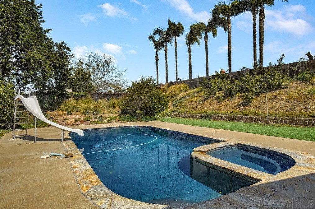 10008 Ledgeside St, Spring Valley CA  91977-7042 exterior