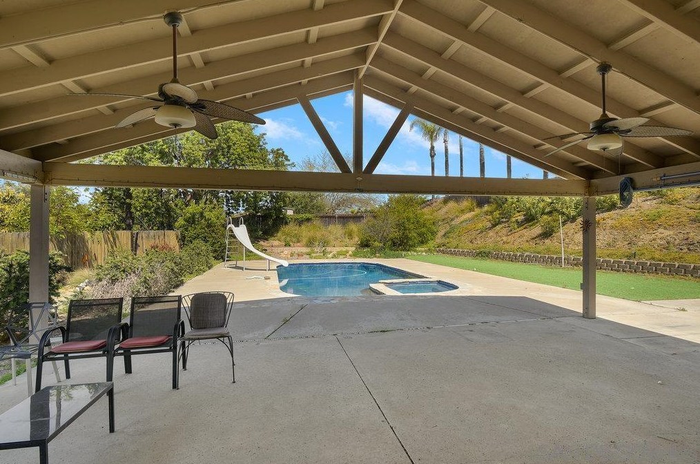 10008 Ledgeside St, Spring Valley CA  91977-7042 exterior