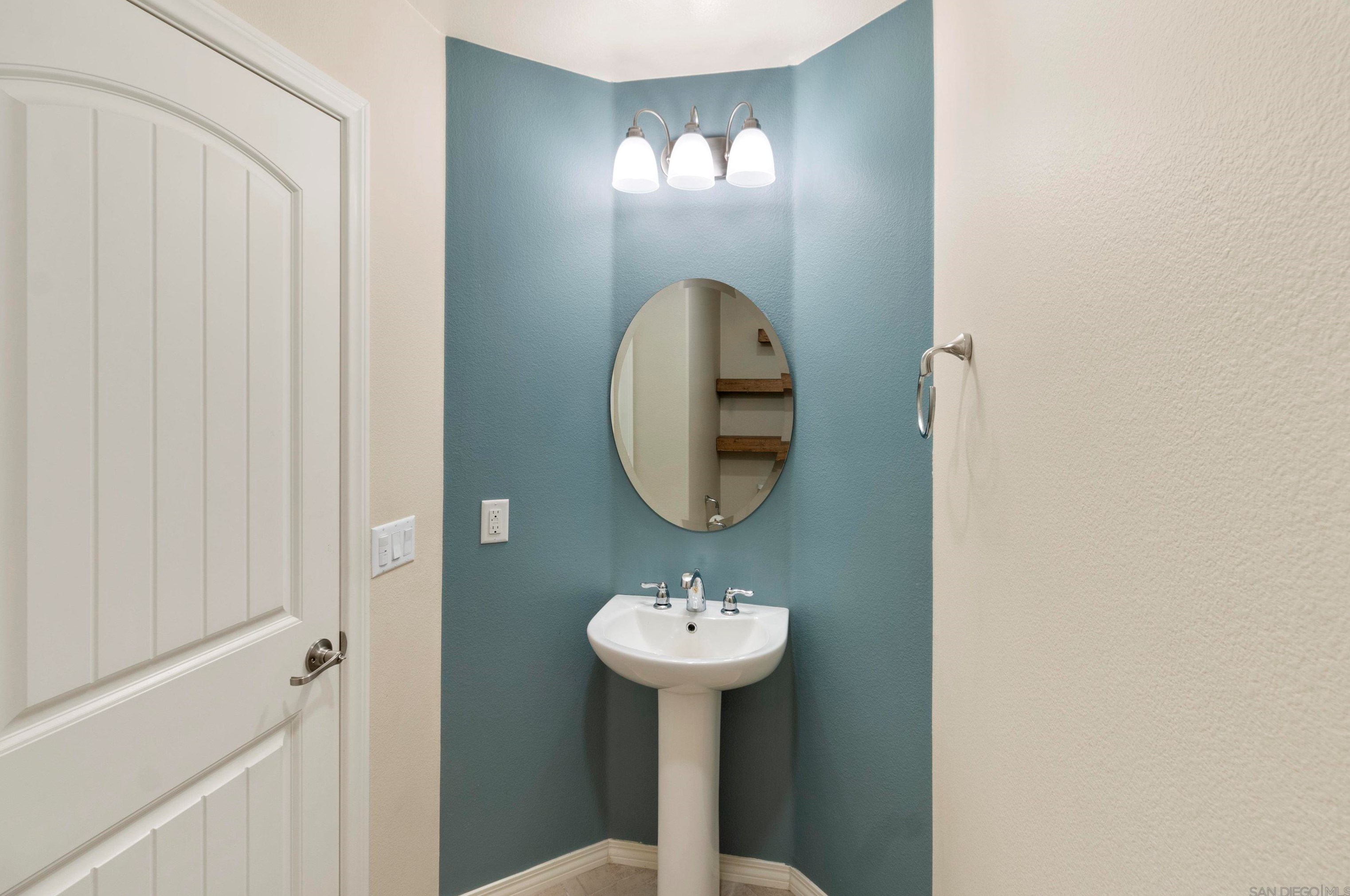 31584 Blossom Hill Ct, Murrieta CA  92563-3327 exterior