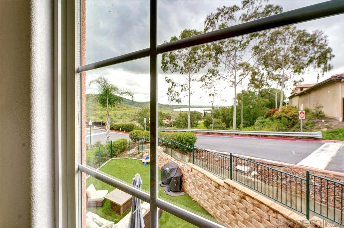 2724 Lake Pointe Dr, Spring Valley CA 91977-3491 exterior