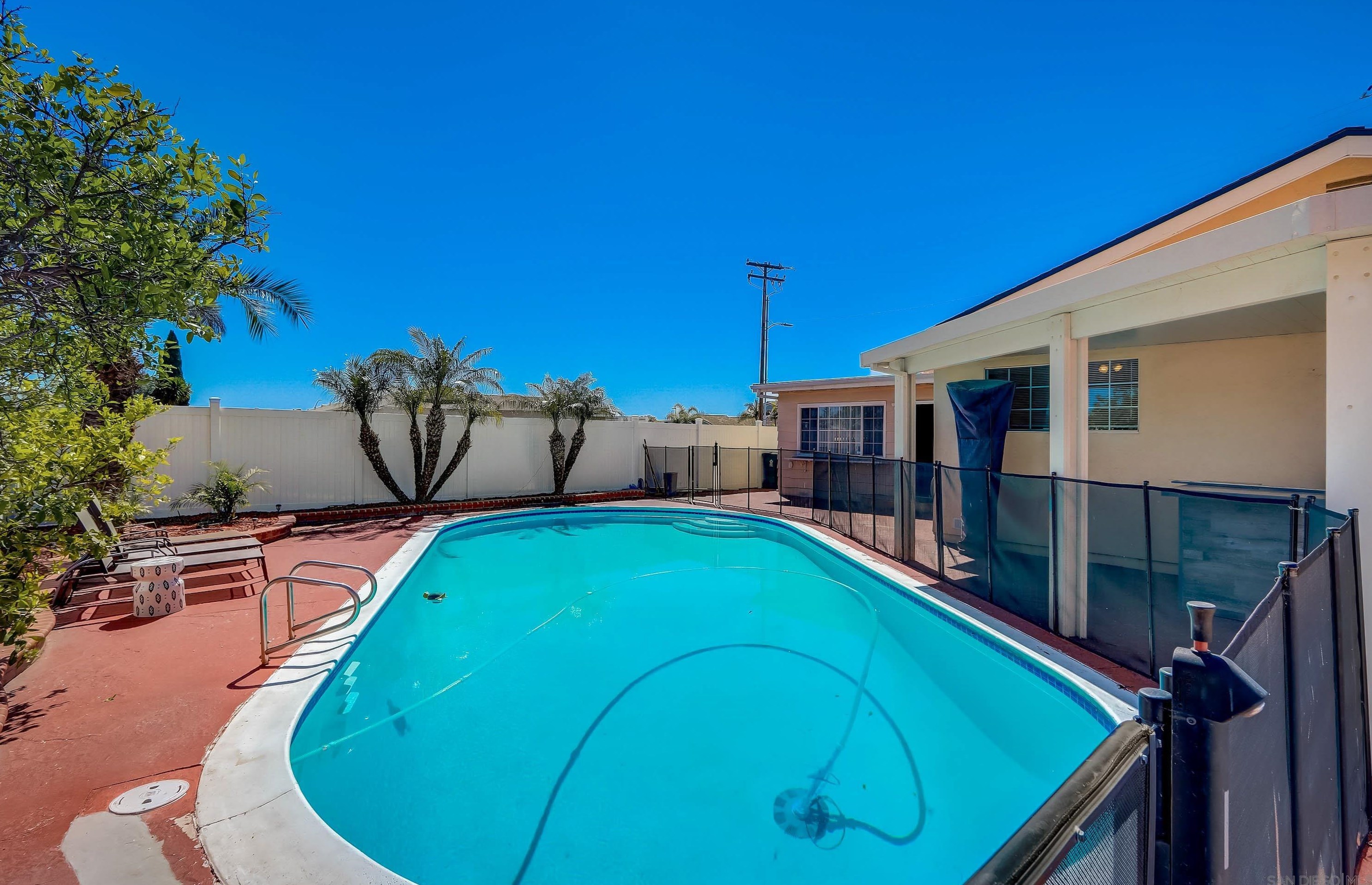 1459 Hilltop Dr, Chula Vista CA  91911-5214 exterior