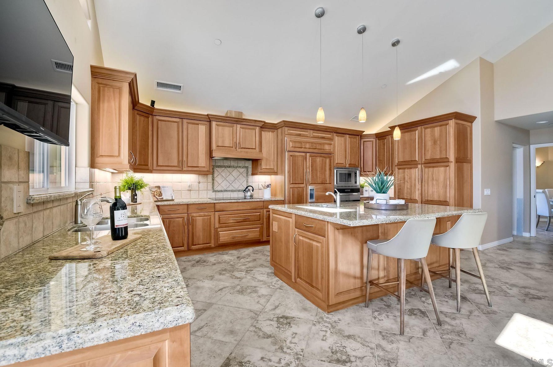 2822 Pasatiempo Gln, Escondido CA  92025-7356 exterior