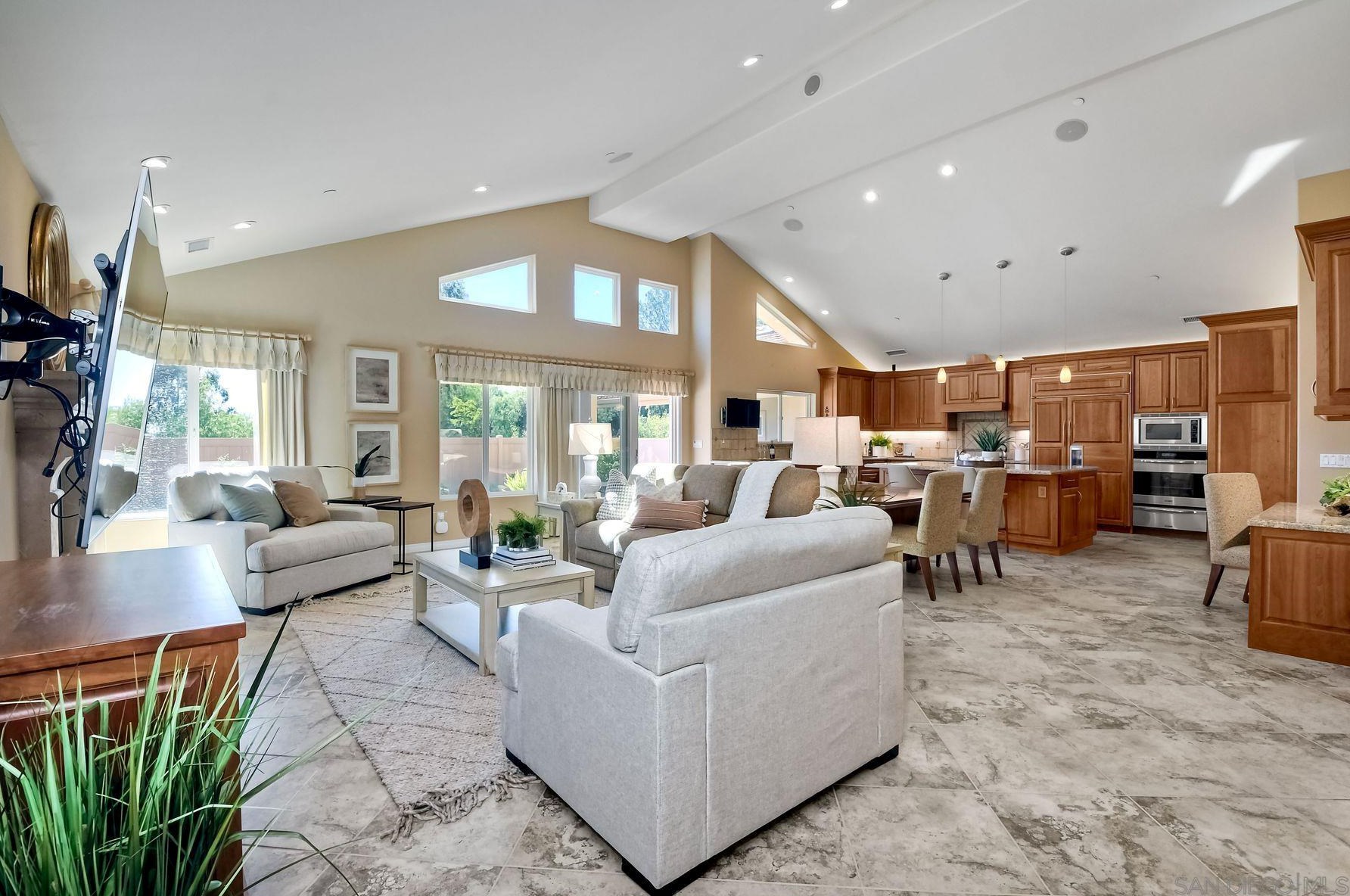 2822 Pasatiempo Gln, Escondido CA  92025-7356 exterior