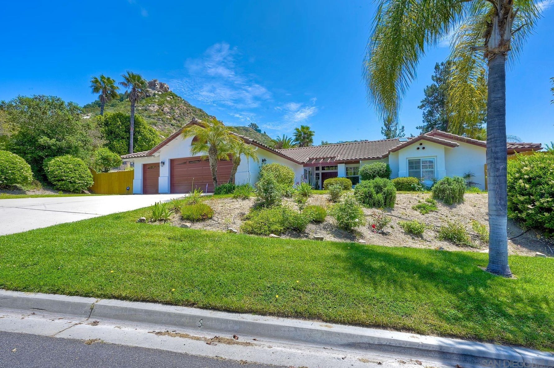 1552 Glasgow Ln, Escondido, CA 92027-1285