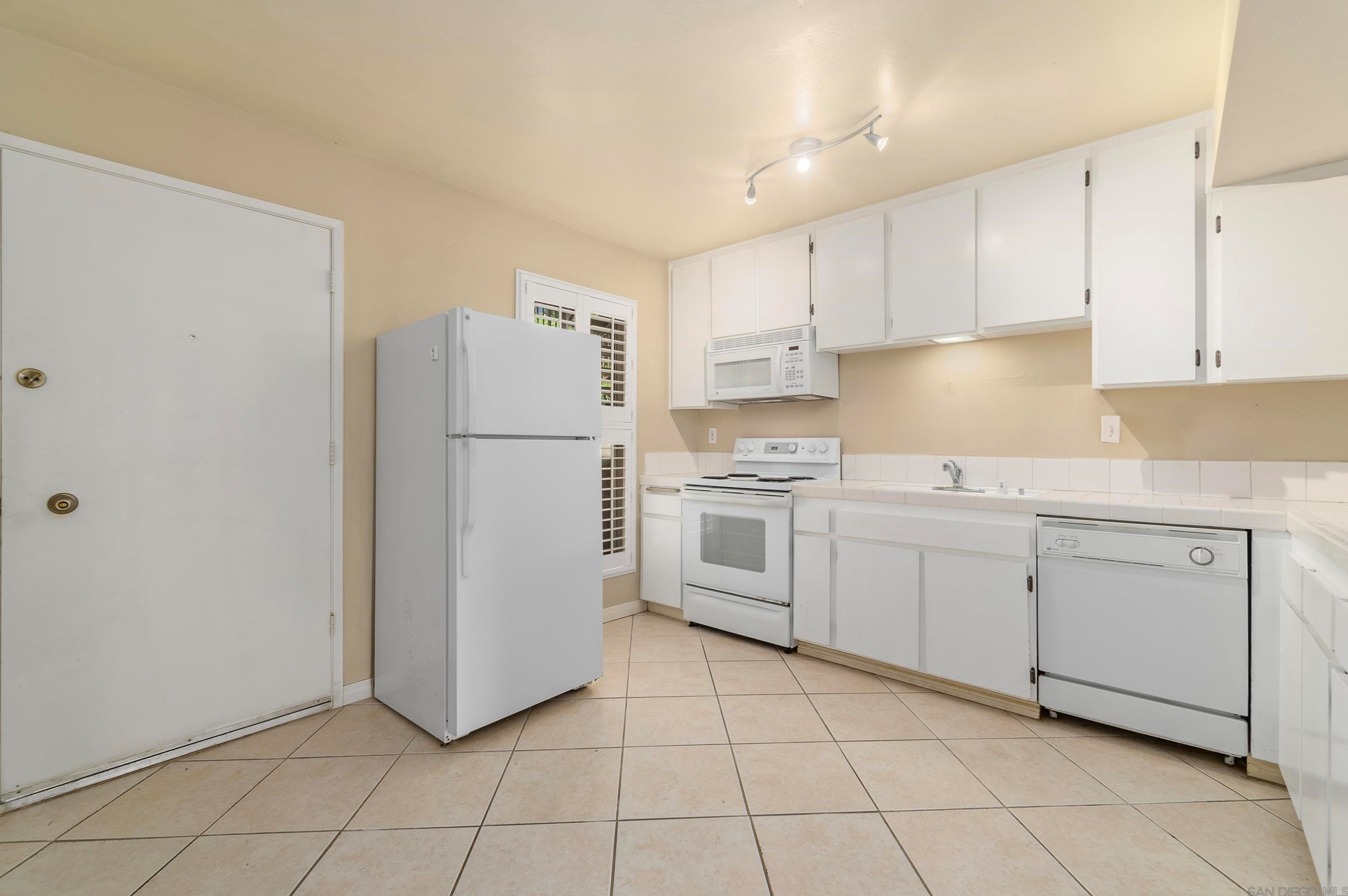 5700 Baltimore Dr 176, La Mesa, CA 91942