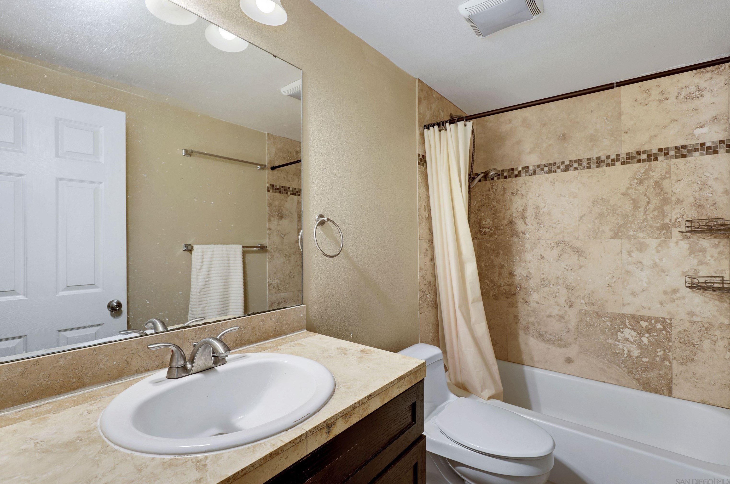 1364 Caliente Loop, Chula Vista CA  91910-6810 exterior