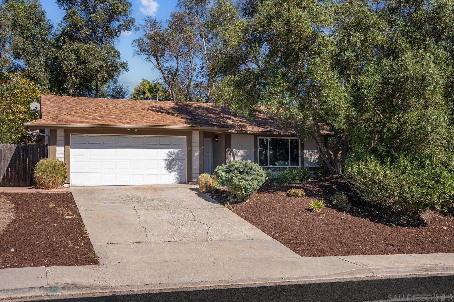 950 Fallbrook St, Fallbrook, CA 92028-3557