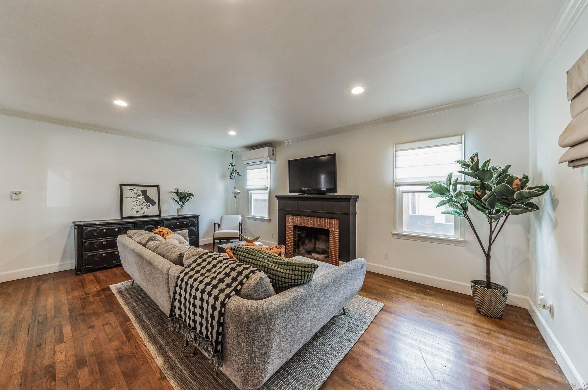 6523 Gentry Ave, North Hollywood, CA 91606