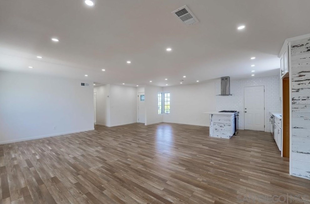 1605 Hilltop Dr, Chula Vista CA  91911-5304 exterior