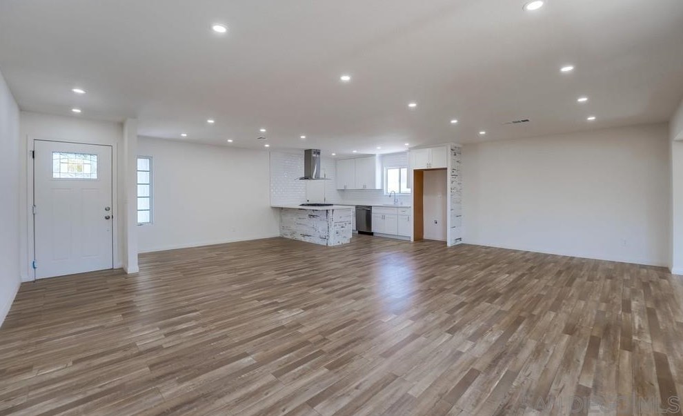 1605 Hilltop Dr, Chula Vista CA  91911-5304 exterior