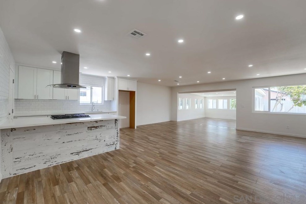 1605 Hilltop Dr, Chula Vista CA  91911-5304 exterior
