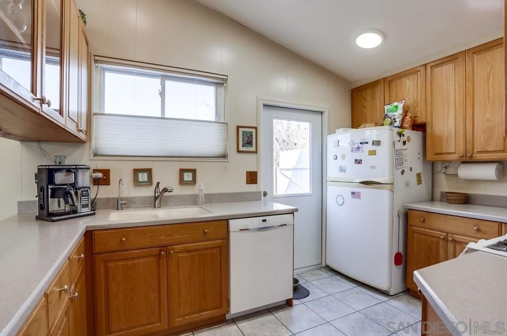 6890 Boulder Lake Ave, San Diego CA  92119-1946 exterior
