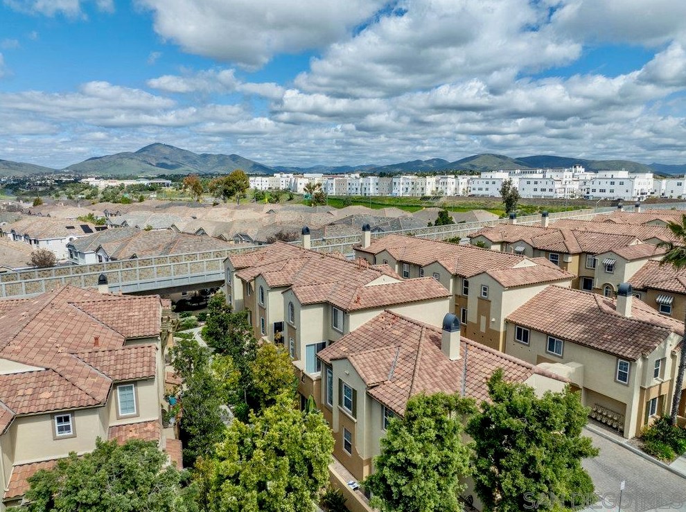1977 Caminito De La Cruz, Chula Vista CA  91913-3925 exterior