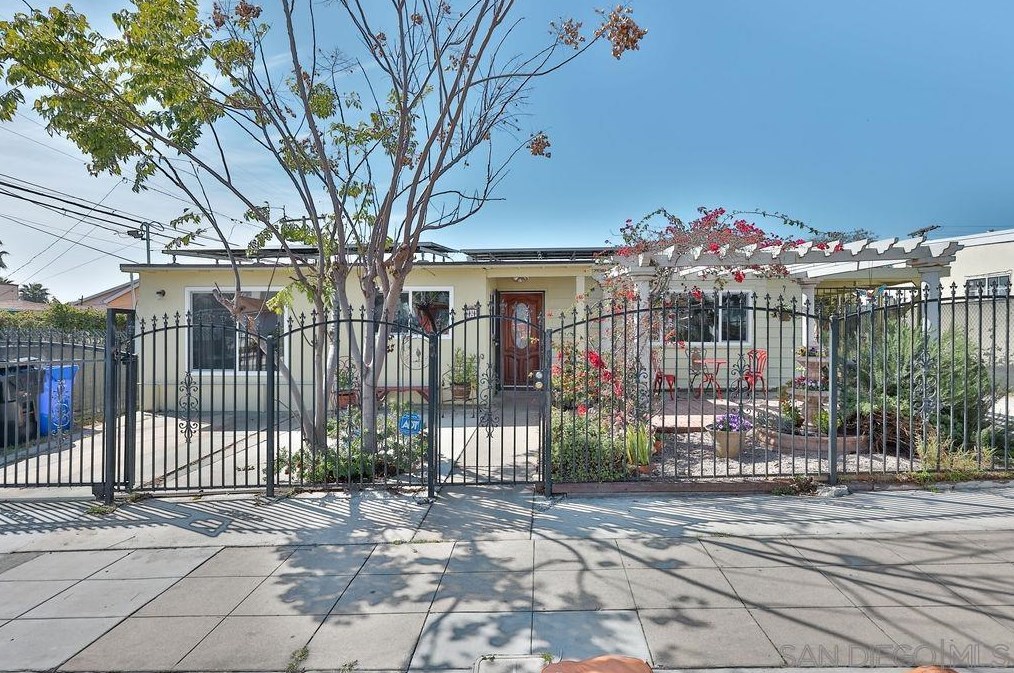 820 37th St, San Diego, CA 92113-2806