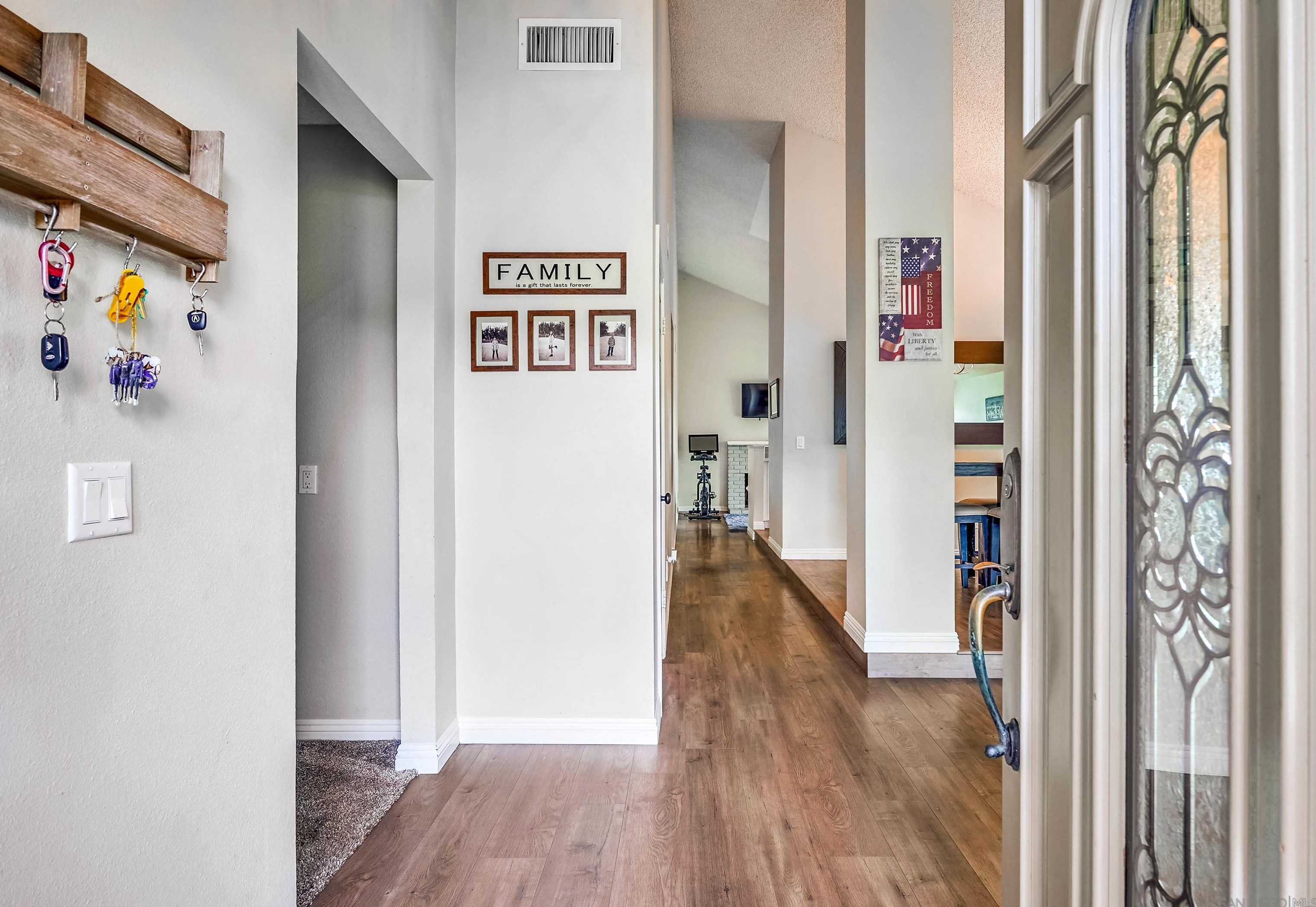6066 Alvarado Cir, Riverside, CA 92509-6201
