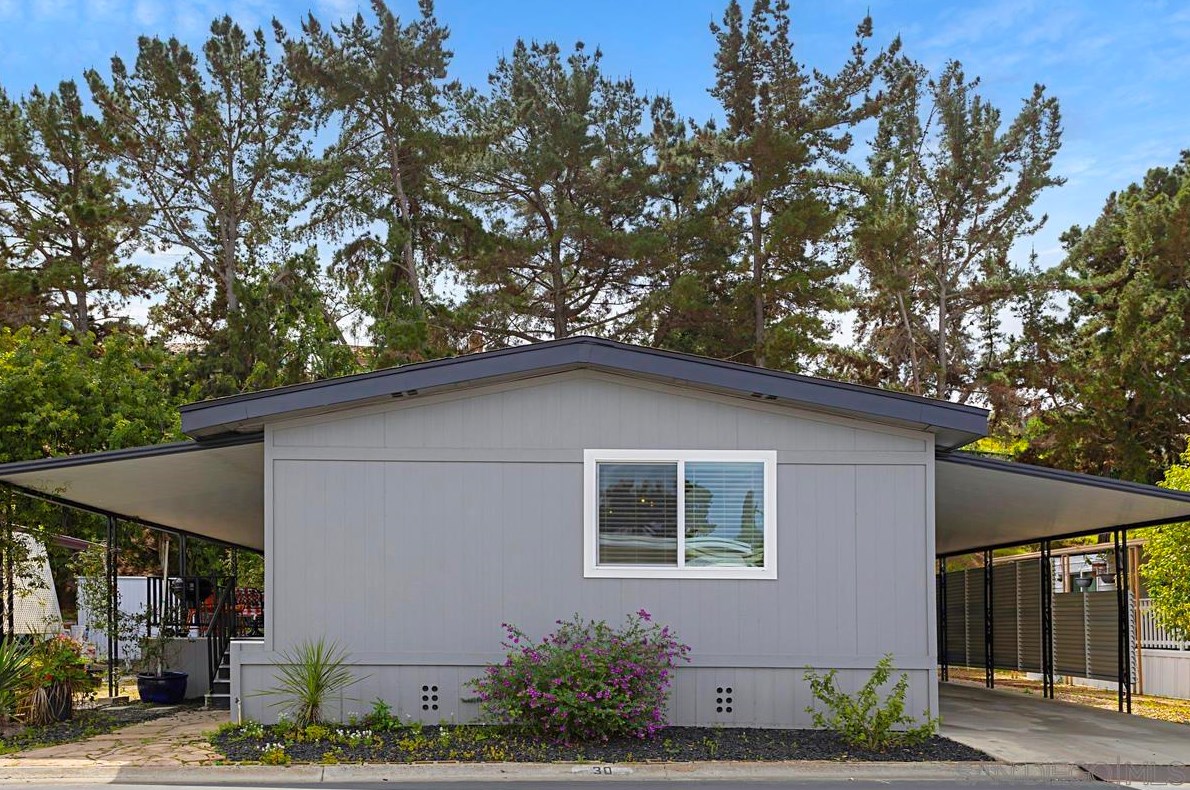 2130 Sunset Dr, Vista CA  92081-4510 exterior