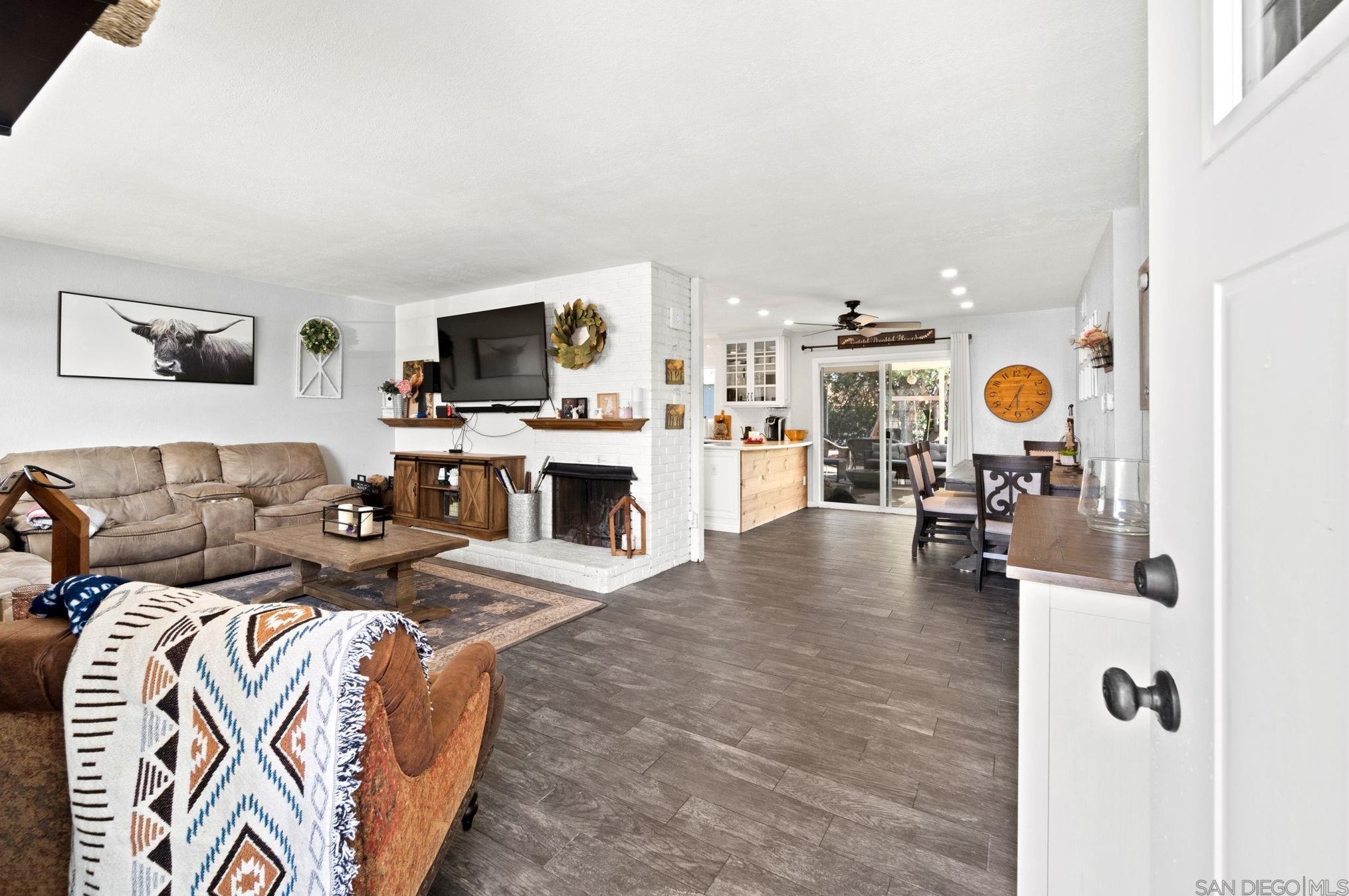 1527 Country Crest Dr, El Cajon, CA 92021-3607