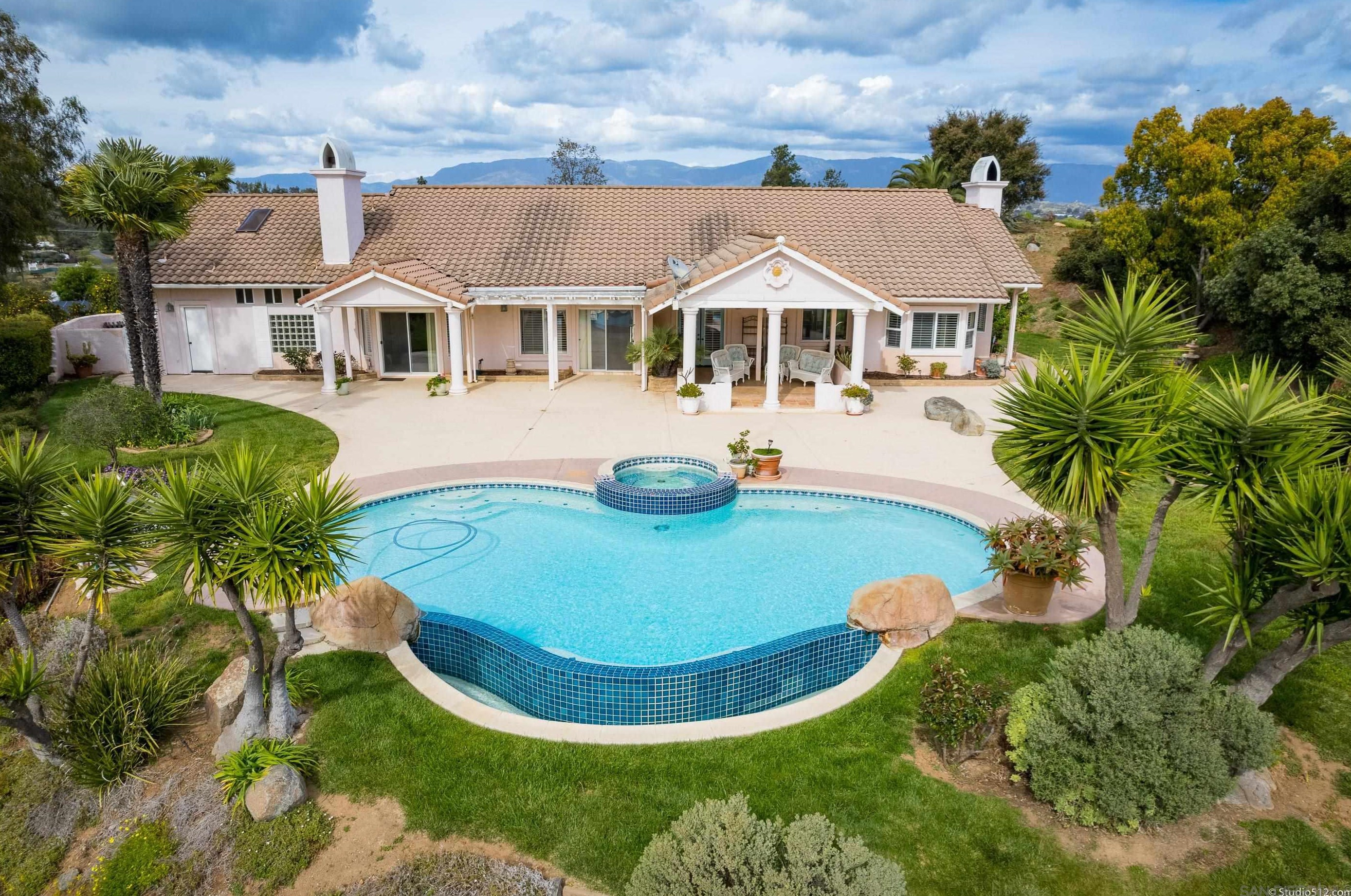 12610 Lonesome Oak Way, Valley Center, CA 92082