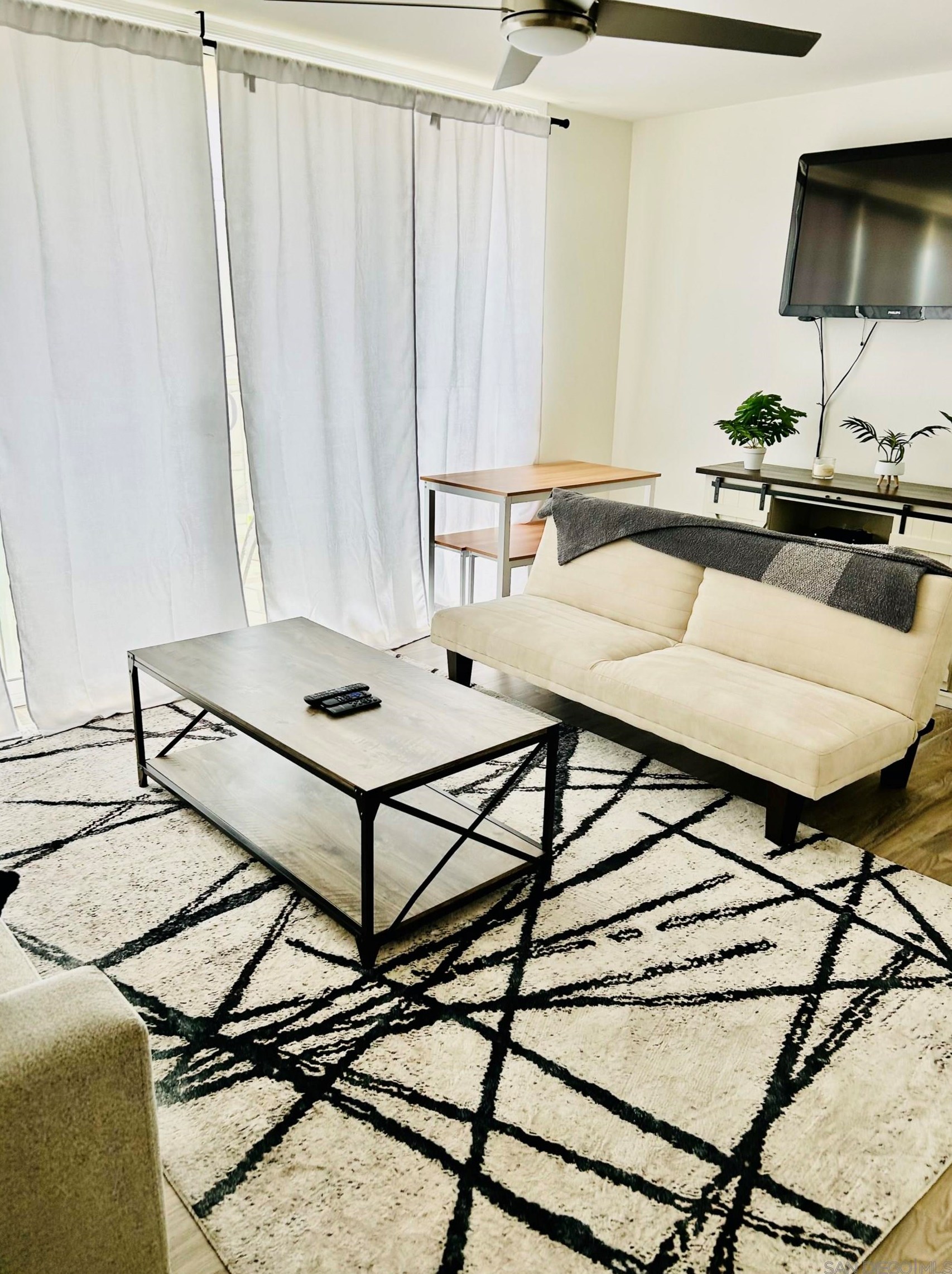 725 Redondo Ct, San Diego, CA 92109-7127