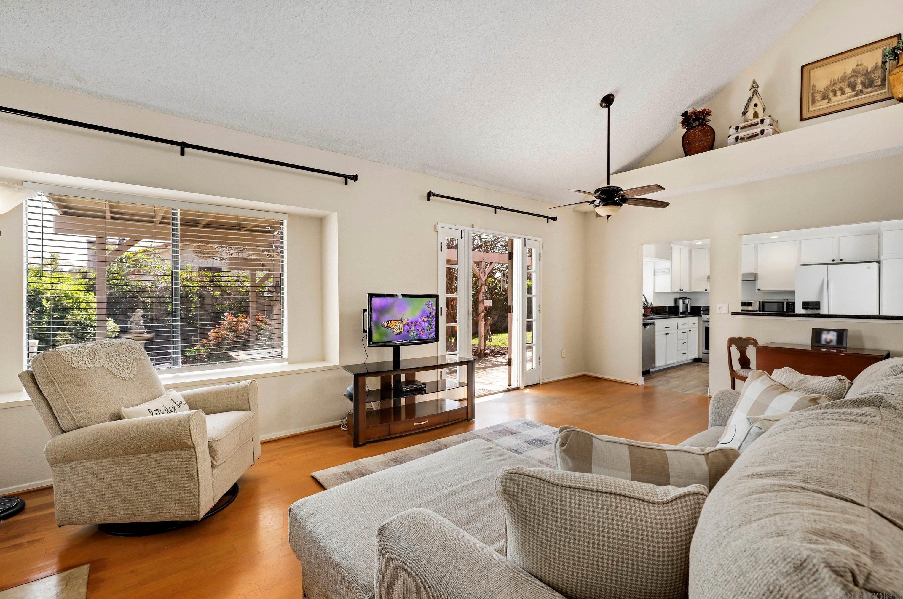 825 Glenwood Way, Escondido, CA 92026